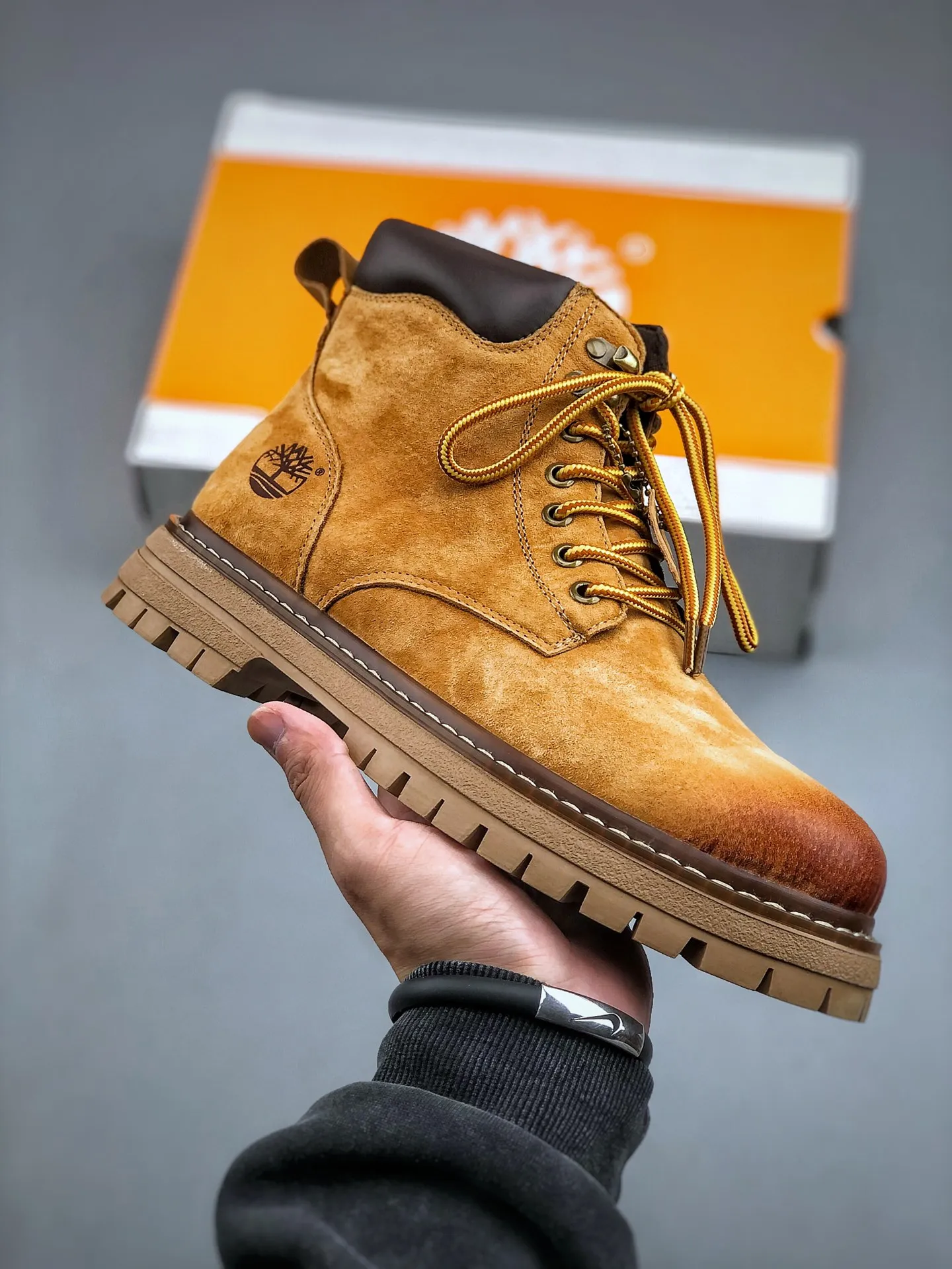 Local self-pickup💰560 supports store release. New goods🚀#Timberland Timberland/Timberland outdoor mid-cut casual rhubarb boots series. Guangdong factory quality. Original box and original packaging. The fabric is made of Italian 🇮🇹 top-grade frosted fine-grained cowhide. It is paired with anti-odor and anti-corrosion genuine leather latex insoles to give you a perfect wearing experience. High-quality and durable. A must-have for sportsmen. Specially designed to treat those who are not handsome. High-quality and first-class foot feel. Size: 38 39 40 41 42 43 44 (leather shoe size)